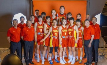 开云体育下载-中国女篮定妆照出炉！刘禹彤确定落选张子宇最抢眼